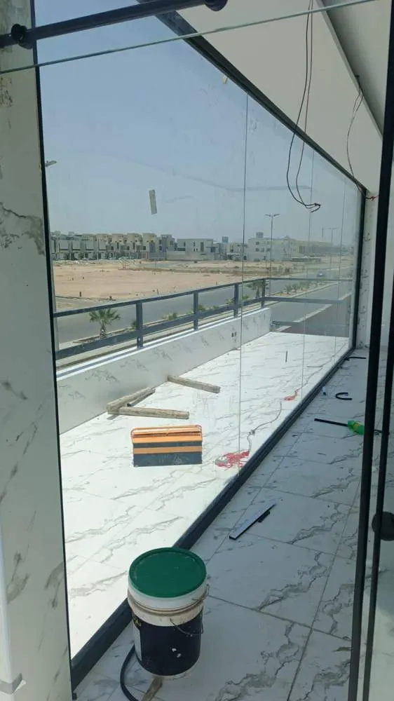 المكاتب من أعمال الخبراء للزجاج